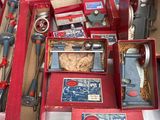 de nombreux outils de toutes sortes dans une boîte posée sur une table