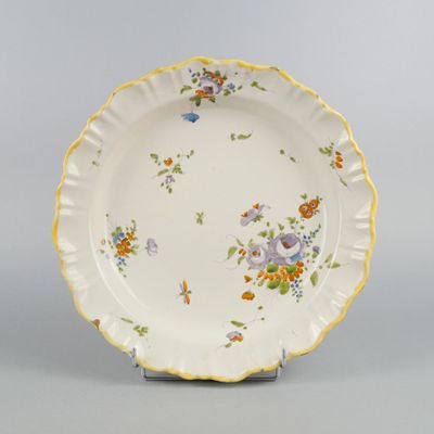 une image représentant une assiette décorée de fleurs et de papillons
