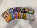 plusieurs cartes de pokémon sont alignées sur une surface blanche