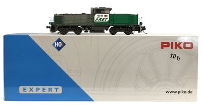 la boîte d'un train miniature est posée sur une surface blanche
