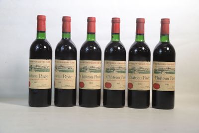 six bouteilles de vin sont alignées sur une table