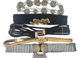quatre types différents de colliers et de bracelets sur fond blanc