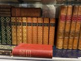 de nombreux livres anciens exposés dans une vitrine