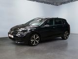 Une Volkswagen e-Golf noire est garée dans une pièce blanche