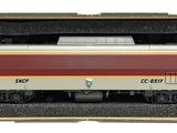 une boîte contenant un train, sur fond blanc