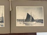 deux vieilles photos de bateaux présentées dans un livre