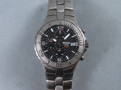 gros plan d'une montre sur une table