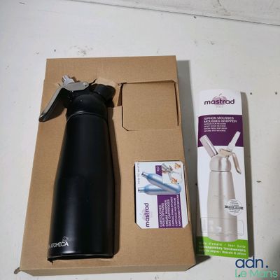 une boîte contenant une bouteille et une brosse à dents