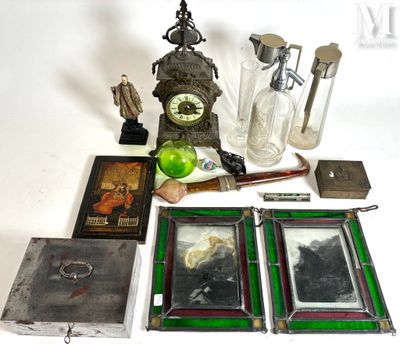 un grand nombre d'objets posés sur une table