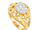 une bague en or avec un diamant au centre, entouré d'un motif en filigrane