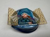 une photo d'une boîte décorative sur laquelle figure l'image d'un ange