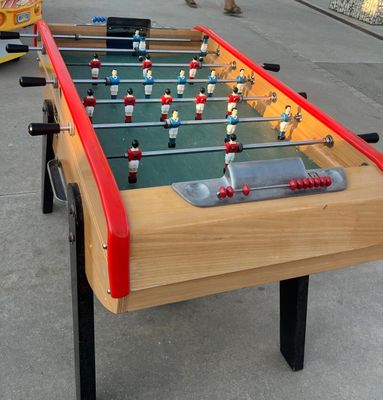 une table de baby-foot sur le trottoir en ville