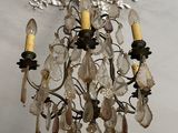 un lustre suspendu au plafond d'une pièce