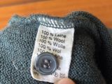 a label on the back of a sweater that says 100 % lane