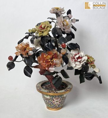 un vase contenant des fleurs, posé sur une table