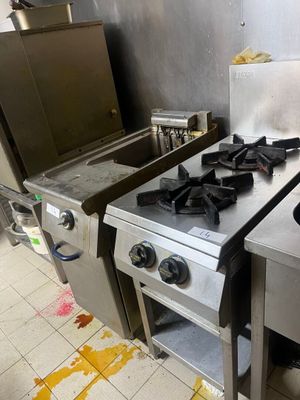 deux cuisinières placées l'une à côté de l'autre dans une cuisine