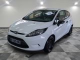 une photo d'une Ford Fiesta blanche garée dans un showroom