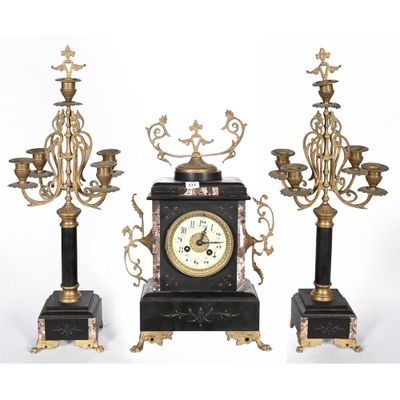 trois types d'horloges différents posés sur une table
