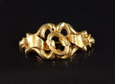 gros plan d'une bague en or sur une surface noire