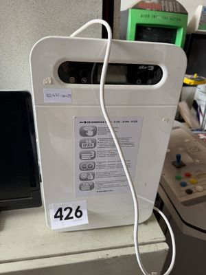 un appareil blanc posé sur un bureau