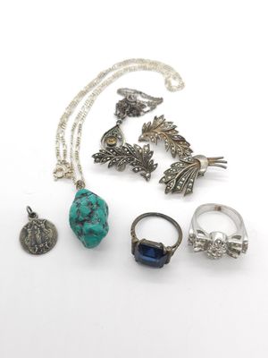 gros plan d'un bouquet de bijoux sur une surface blanche