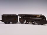 deux petits trains assis côte à côte sur une surface blanche
