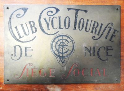 a metal sign that says club tourette de nice nice vocal