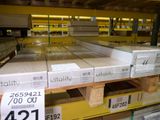 toutes ces boîtes qui se trouvent sur les étagères du magasin