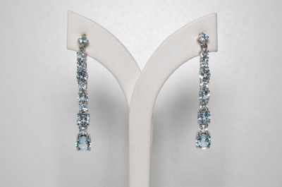 paire de boucles d'oreilles en cristal de topaze bleue et de topaze blanche