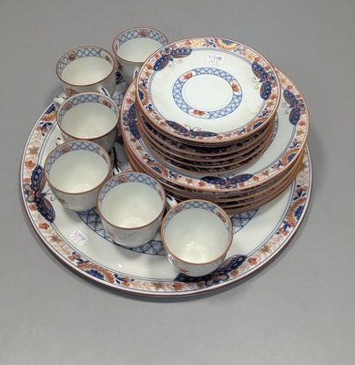 beaucoup d'assiettes et de tasses sur une table