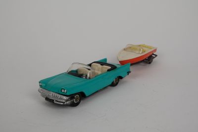 une petite voiture avec un bateau à l'arrière