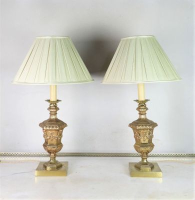 une paire de lampes de table anciennes en laiton, chacune munie d'un abat-jour