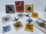 beaucoup de petits avions miniatures posés sur une table