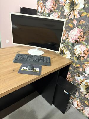 un bureau d'ordinateur équipé d'un clavier et d'un écran