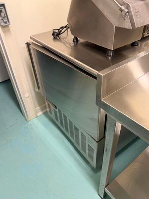 une machine posée sur une table