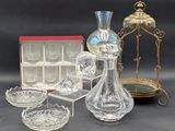 un grand nombre d'objets en verre posés sur une table