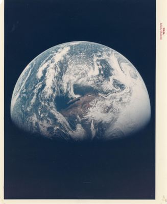 une vieille photo de la Terre prise depuis l'espace, avec la Lune en arrière-plan
