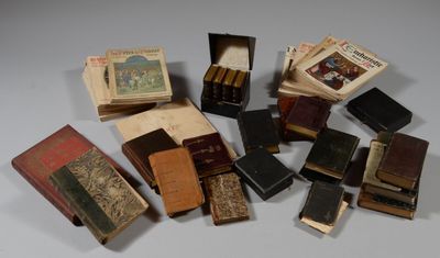un grand nombre de livres posés sur une table