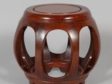 une image représentant un tabouret en bois orné d'un motif circulaire sur l'assise