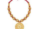 gros plan d'un collier sur fond blanc