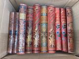 une boîte remplie de livres qui se trouvent dans une boîte
