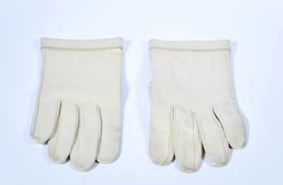 HERMES - PAIRE DE GANTS en cuir beige.