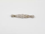 une broche ancienne en argent ornée de fleurs et de feuilles