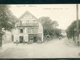 une vieille photo en noir et blanc d'un immeuble situé à l'angle d'une rue