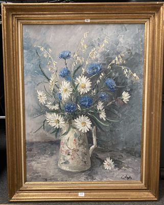 une peinture de fleurs dans un vase sur une table