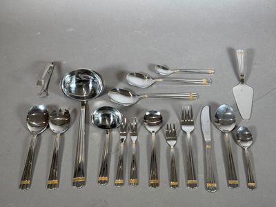 beaucoup de cuillères en argent et de cuillères sur la table