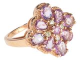 une photo en gros plan d'une bague ornée de pierres violettes et blanches
