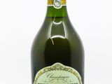 une bouteille de champagne posée sur une table
