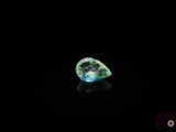 un gros plan d'un diamant dans l'obscurité, sur fond noir