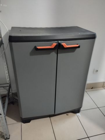Petit placard plastique gris ouvrant à deux portes